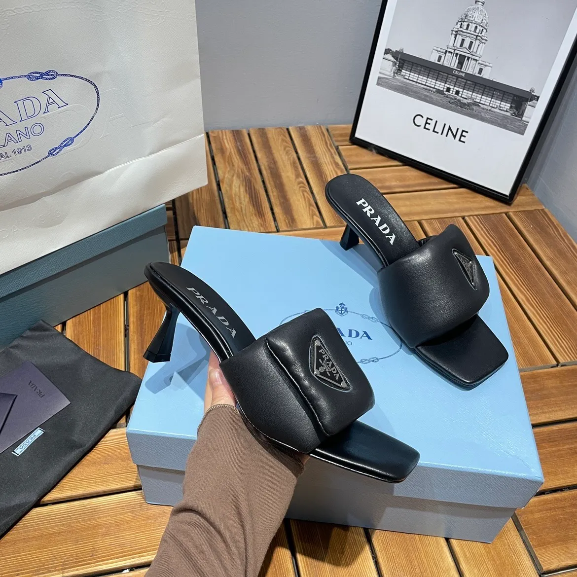 👟👟Ex-factory price 380👟👟 Prada/Prada 2023ss makes its debut🌟High-heeled square-toed slippers, triangular classic LOGO. 💥presents a classic silhouette. No matter what situation you face, the home court belongs only to you! 💪🏻 Fabric: Open edge beads, sheepskin lining, original Italian leather outsole Heel height: 6.5cm Code number: 35-39 (40 custom made, non-refundable)